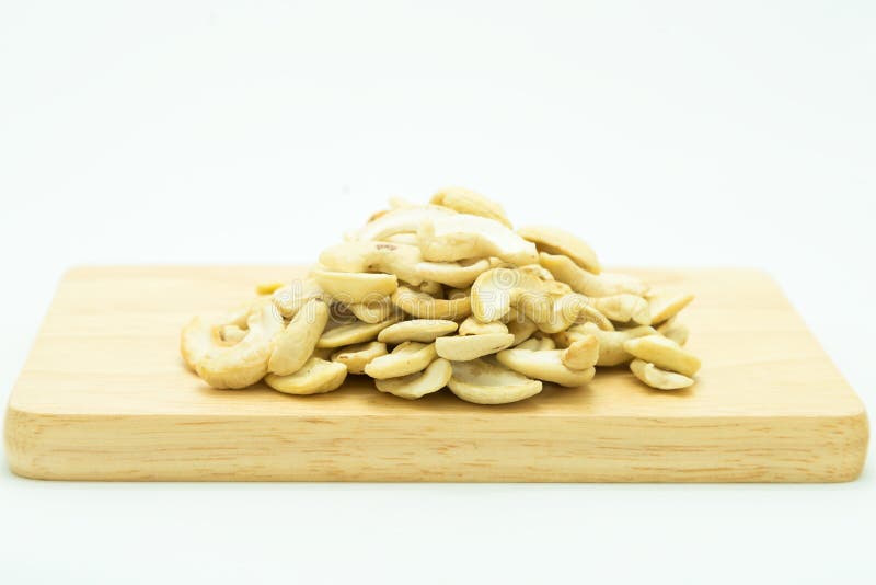 Amêndoa que quebra na placa de madeira imagens de stock royalty free