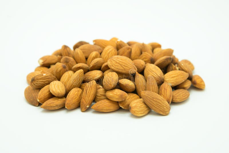 Amêndoas marrons secas no branco imagens de stock