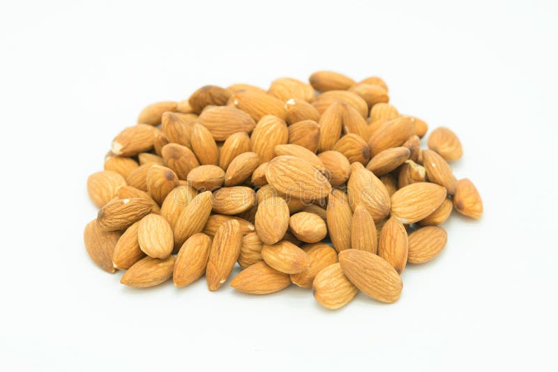 Amêndoas marrons secas no fundo branco fotografia de stock