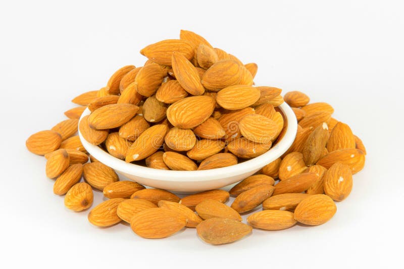 Amêndoas no fundo branco foto de stock royalty free