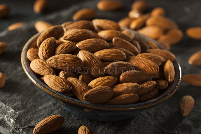 Amêndoas orgânicas cruas de Brown fotografia de stock