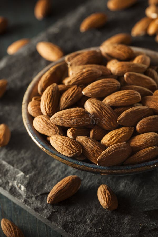 Amêndoas orgânicas cruas de Brown imagens de stock royalty free