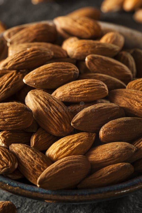 Amêndoas orgânicas cruas de Brown fotos de stock