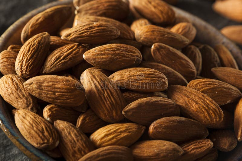 Amêndoas orgânicas cruas de Brown imagens de stock royalty free