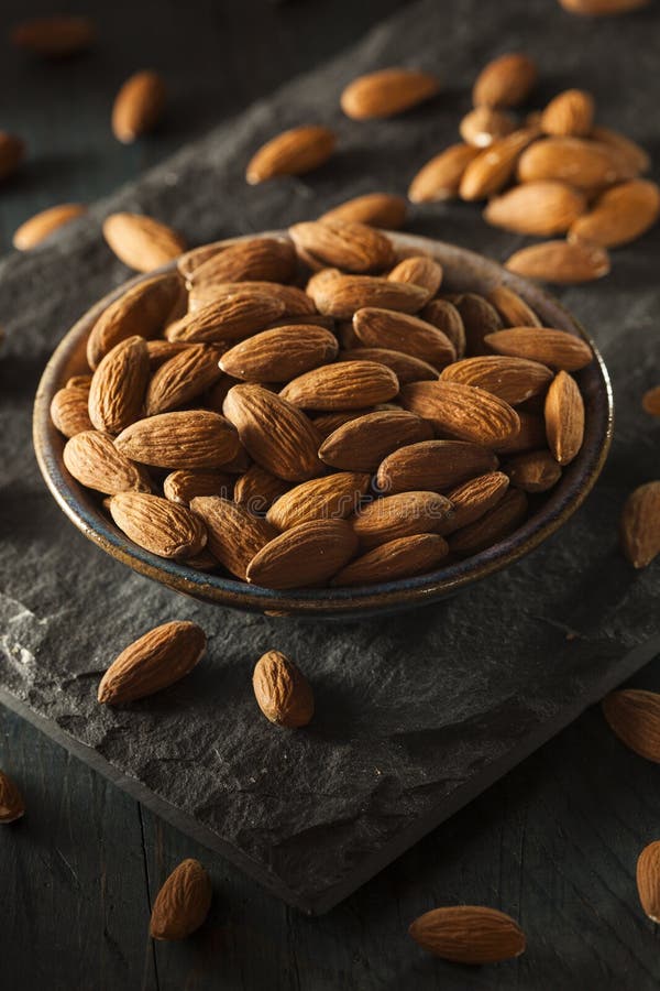 Amêndoas orgânicas cruas de Brown imagens de stock
