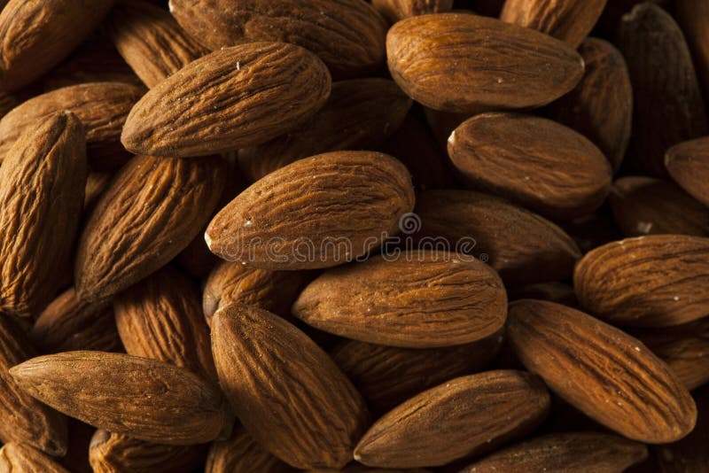 Amêndoas orgânicas cruas de Brown imagem de stock royalty free