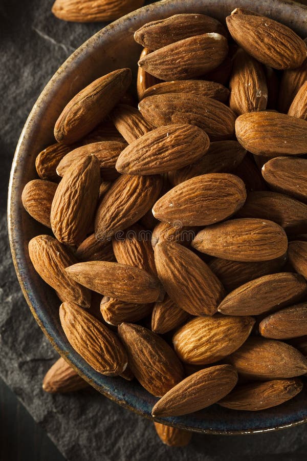Amêndoas orgânicas cruas de Brown fotografia de stock royalty free
