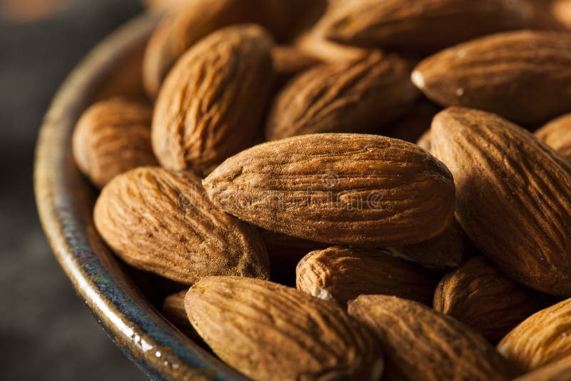 Amêndoas orgânicas cruas de Brown fotografia de stock royalty free