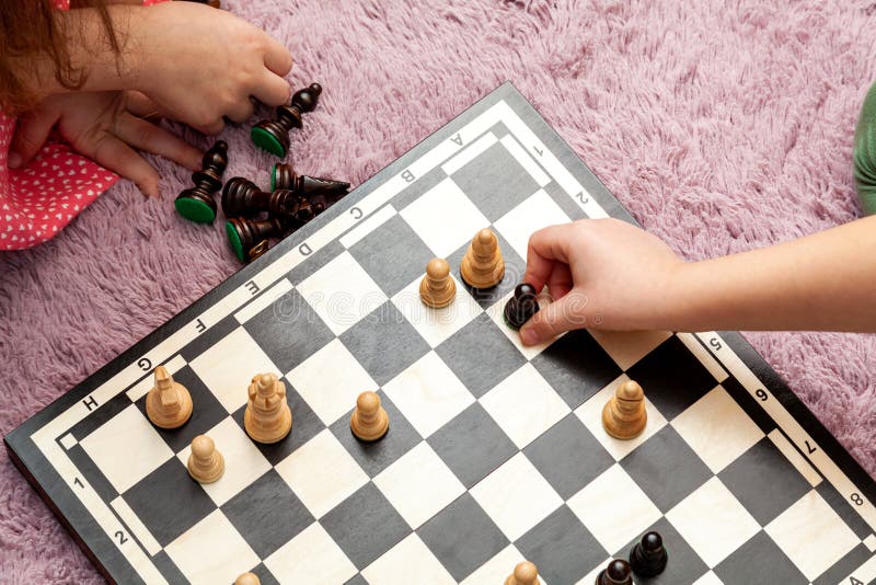 Niño Juega Un Solo Juego De Ajedrez En Casa En El Piso. Tablero De Ajedrez  Con El Final Del Juego De Ajedrez. Aprender a Jugar Al Foto de archivo -  Imagen de