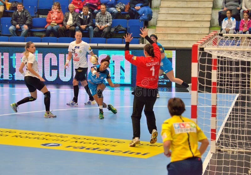 Ana Paula Rodrigues, jugador de los ataques del CSM Bucarest durante el partido con MKS Selgros Lublin fotos de archivo libres de regalías Ana Paula Rodrigues, jugador de los ataques del CSM Bucarest durante el partido con MKS Selgros Lublin fotos de archivo libres de regalías