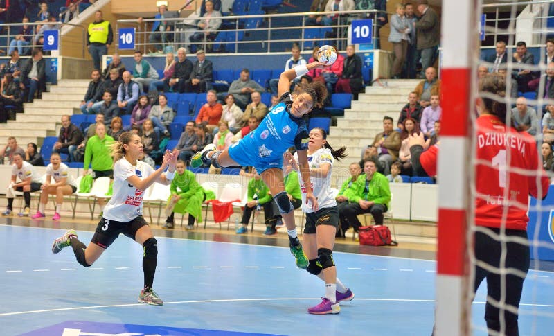 Ana Paula Rodrigues, jugador de los ataques del CSM Bucarest durante el partido con MKS Selgros Lublin imágenes de archivo libres de regalías Ana Paula Rodrigues, jugador de los ataques del CSM Bucarest durante el partido con MKS Selgros Lublin imágenes de archivo libres de regalías
