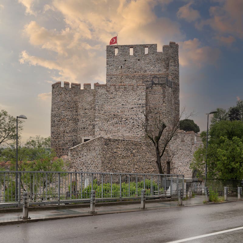 Anatolian Castle (Anadolu Hisari) In Istanbul.Historically Known As Guzelce  Hisar(meaning Proper Castle) Is A Fortress Located In Anatolian (Asian)  Side Of The Bosporus Stock Photo, Picture and Royalty Free Image. Image  91285798.