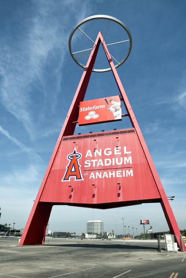 Anaheim, CA / USA - Nov 3, 2019: Colorful statue of Mickey Mouse dressed in  an Angels baseball uniform greets visitors at entrance of Angel Stadium  Stock Photo - Alamy