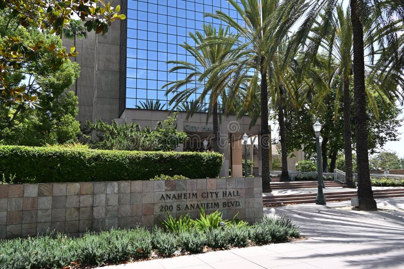 ANAHEIM CALIFORNIA 23 GIUGNO 2025 : Il municipio di Anaheim sulla Boulevard Anaheim immagini stock libere da diritti