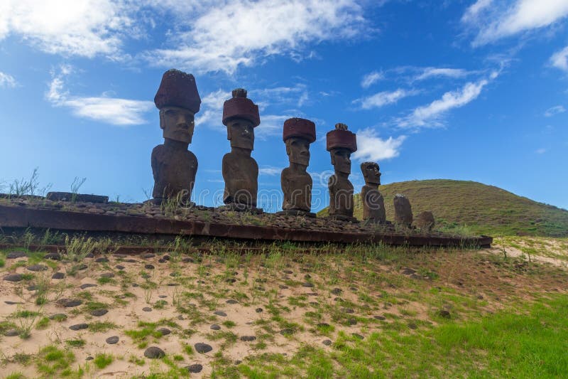Anakena strand och skulpturer med blå skylthökö isla de pascue arkivfoto