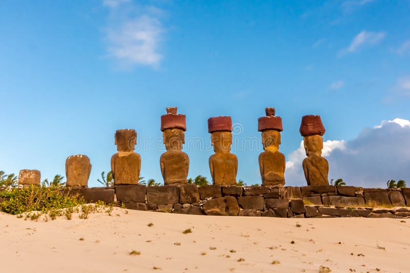 Anakena-strand på påskö eller rapa-nui i chile. moai at ahu nua nua royaltyfria foton