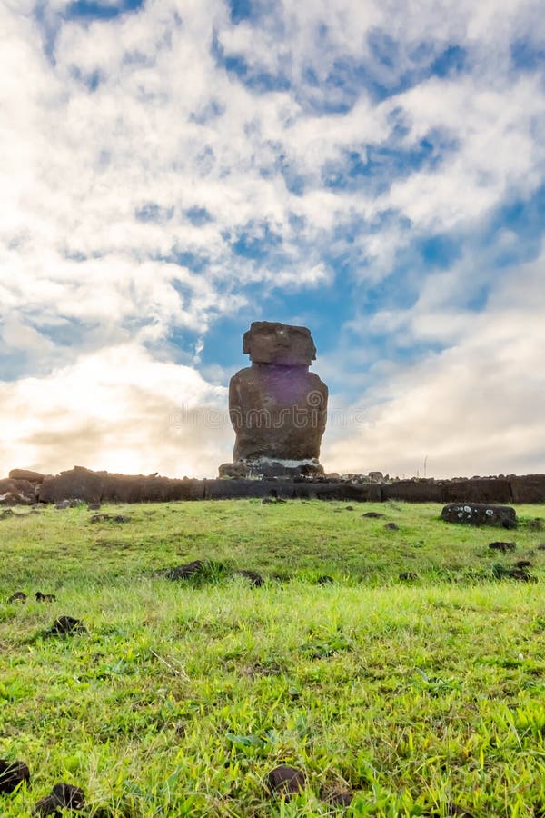 Anakena-strand på påskö eller rapa-nui i chile. moai at ahu nua nua royaltyfria foton