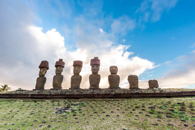 Anakena-strand på påskö eller rapa-nui i chile. moai at ahu nua nua royaltyfri bild