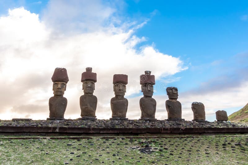 Anakena-strand på påskö eller rapa-nui i chile. moai at ahu nua nua royaltyfri bild
