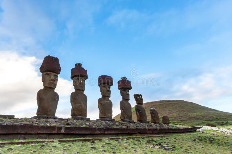 Anakena-strand på påskö eller rapa-nui i chile. moai at ahu nua nua royaltyfria foton