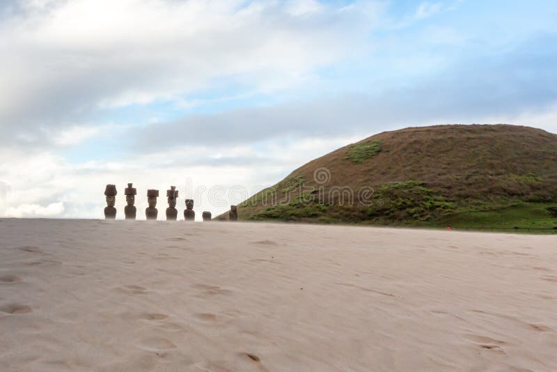 Anakena-strand på påskö eller rapa-nui i chile. moai at ahu nua nua royaltyfri fotografi