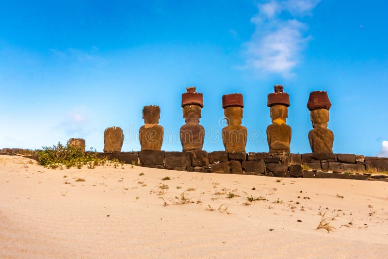 Anakena-strand på påskö eller rapa-nui i chile. moai at ahu nua nua royaltyfria foton