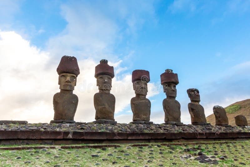 Anakena-strand på påskö eller rapa-nui i chile. moai at ahu nua nua arkivfoton