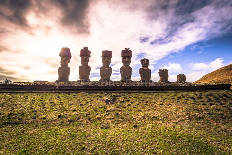 Anakena strand, påskö - Juli 10, 2017: Moai altare av Anak royaltyfri fotografi