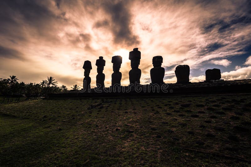 Anakena strand, påskö - Juli 10, 2017: Moai altare av Anak royaltyfri fotografi