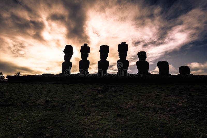 Anakena strand, påskö - Juli 10, 2017: Moai altare av Anak fotografering för bildbyråer
