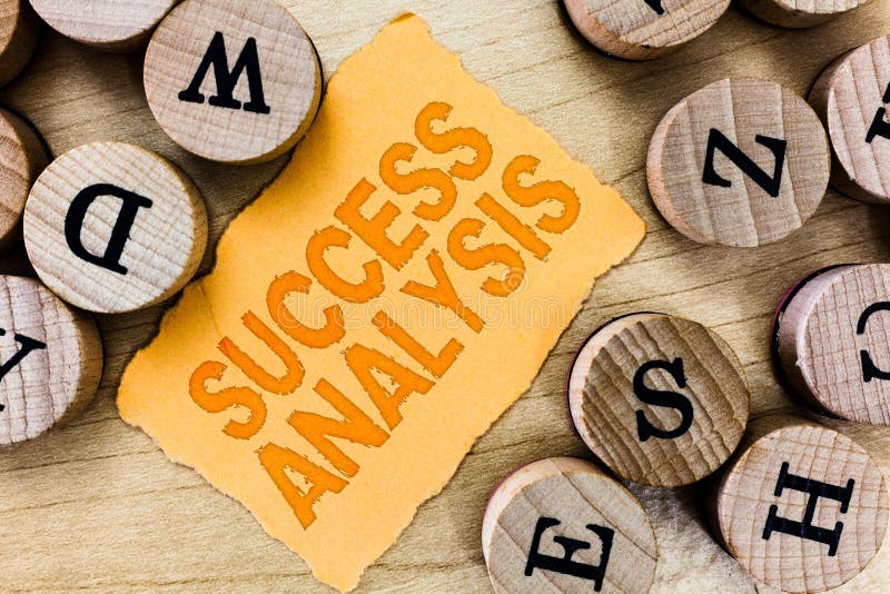 Analisi di successo del testo della scrittura Significato di concetto che crea grafico per determinare aumento nelle vendite o ne immagine stock libera da diritti Analisi di successo del testo della scrittura Significato di concetto che crea grafico per determinare aumento nelle vendite o ne immagine stock libera da diritti