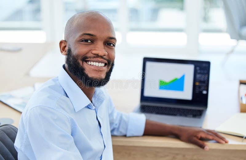 Analista di marketing e pianificatore di strategia e business occupato con la pianificazione dei dati di ricerca economica e con g fotografia stock libera da diritti
