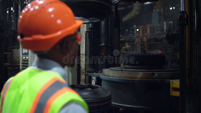 Analiza mașinilor de analizat la un depozit imens al unei societăți de producție. stock photography