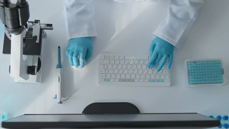 Analiză de oameni de știință eșantioane cu microscop în cadrul setării de laborator stock video