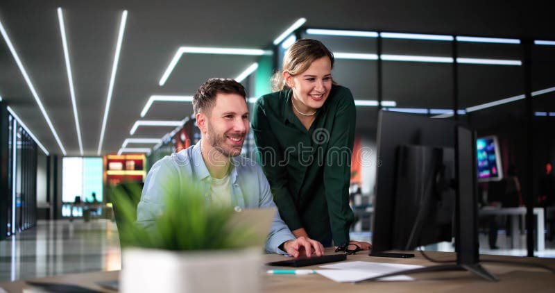 Analiști de date comerciale, bărbat și femeie royalty free stock image