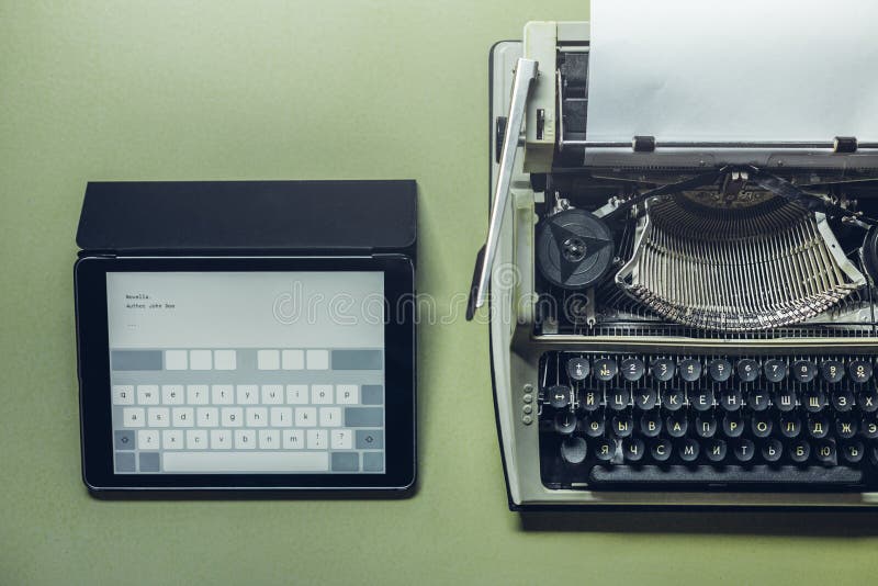 Analoge und digitale Schreibmaschinen liegen auf der grünen Oberfläche Kontinuität von Generationen, Technologieentwicklungskonze stockfoto Analoge und digitale Schreibmaschinen liegen auf der grünen Oberfläche Kontinuität von Generationen, Technologieentwicklungskonze stockfoto