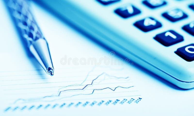 analysant des données financières images libres de droits analysant des données financières images libres de droits