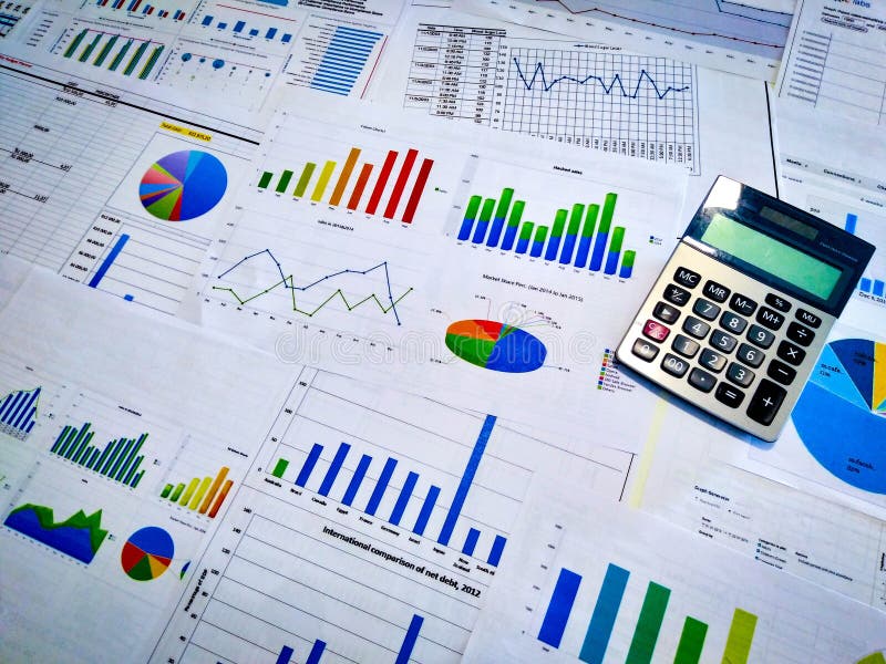 analysering av av inkomstdiagram och grafer med räknemaskinen close upp Finansiell analys för affär och strategibegrepp