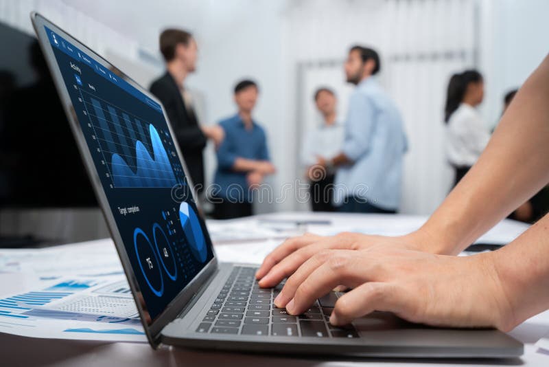 Echipa de analiză utilizează bfintech pe un laptop pentru a analiza datele financiare. prudentă stock photography