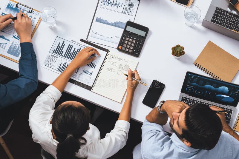 Echipa de analiză care utilizează bi fintech pentru a analiza datele financiare la tabel. prudentă stock images