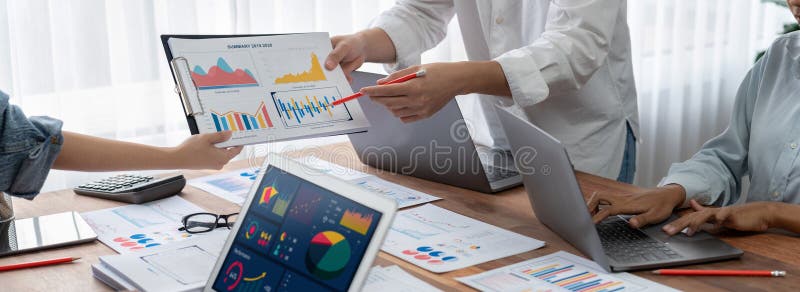 Echipa de analiză care utilizează bi fintech pentru a analiza raportul financiar. control royalty free stock photography
