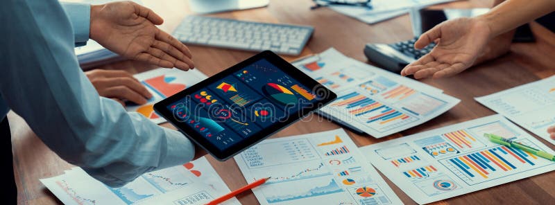 Echipa de analiză care utilizează bi fintech pentru a analiza cu tableta. control stock photo