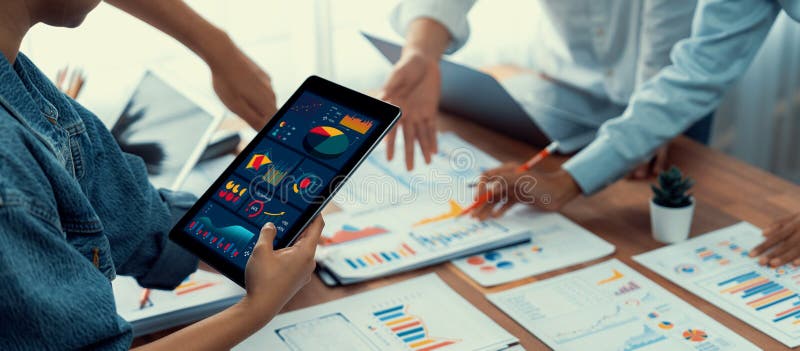 Echipa de analiză care utilizează bi fintech pentru a analiza cu tableta. control stock photography