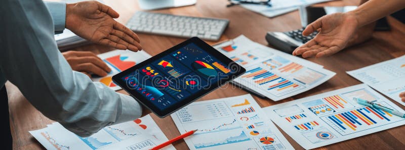 Echipa de analiză care utilizează bi fintech pentru a analiza cu tableta. control royalty free stock images