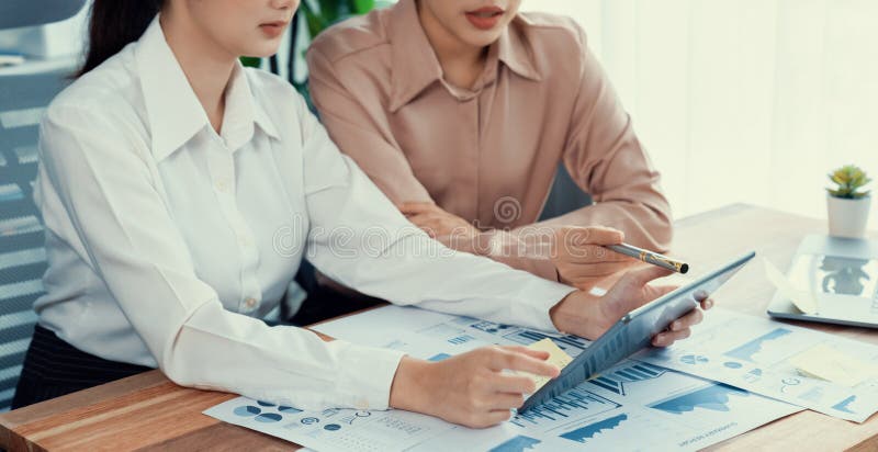 Analysteam diskuterar finansiella data på den digitala instrumentpanelen. entusiastisk. Analytikerteamets kollega diskuterar ekonomiska data om digitala instrumentpanelsanalyser av diagramvisning på bärbara datorer och pekskärmar. modern kontorsanvändning affärsinformation för att planera marknadsföringen.