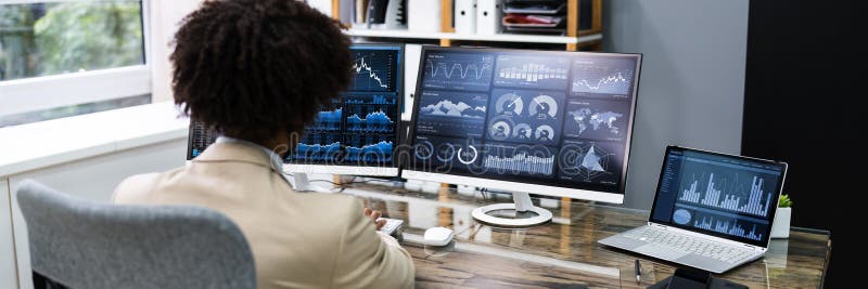 Analysten der kommerziellen Daten, der Computer verwendet stockbilder