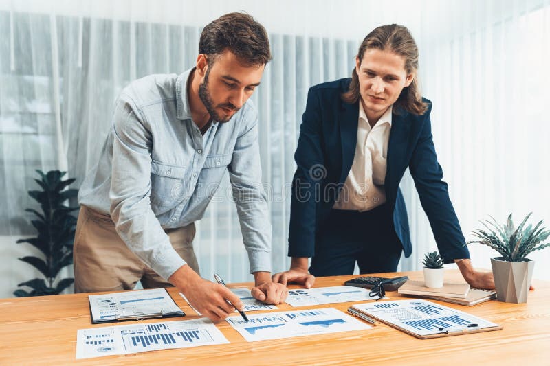 Analytikergrupp på kontoret som analyserar analysdokument för finansiella data. enhet. Analytikergrupp på kontoret som analyserar finansdataanalys för marknadsföringsstrategi i papperspapper i två instrumentpaneler med diagram och diagram för att optimera prestanda och riskhantering.