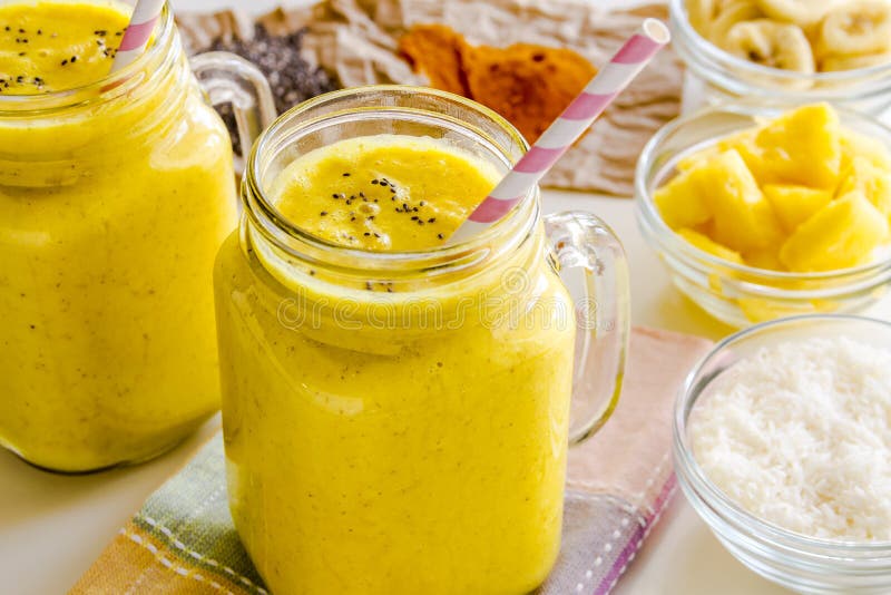 Ananas, Banane, Kokosnuss, Gelbwurz Und Chia Seed Smoothies Stockfoto ...