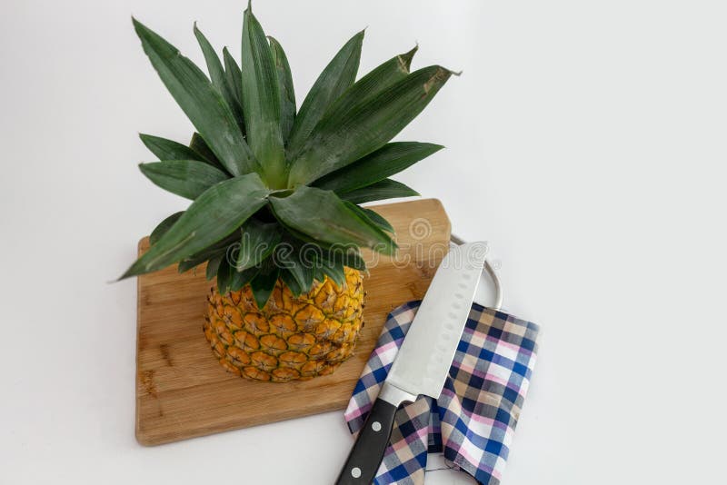 Ananas coup? avec les tranches et le couteau photos libres de droits Ananas coup? avec les tranches et le couteau photos libres de droits