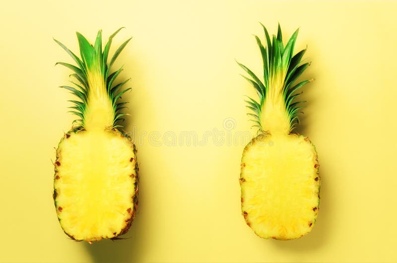 Ananas coupé en tranches par moitié fraîche sur le fond jaune Vue supérieure Copiez l'espace Modèle lumineux d'ananas pour le sty images libres de droits Ananas coupé en tranches par moitié fraîche sur le fond jaune Vue supérieure Copiez l'espace Modèle lumineux d'ananas pour le sty images libres de droits